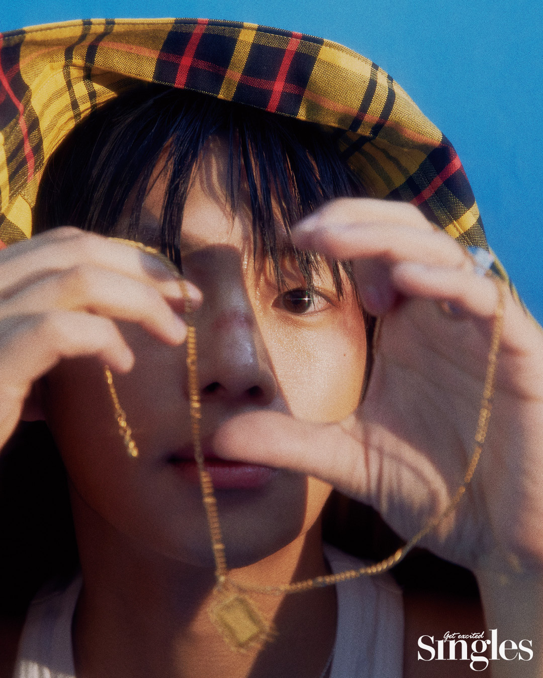 이신영이 이에이의 셔츠, 렉토의 슬리브리스 톱, 돌체앤가바나의 네크리스를 착용하고 촬영한 싱글즈 화보